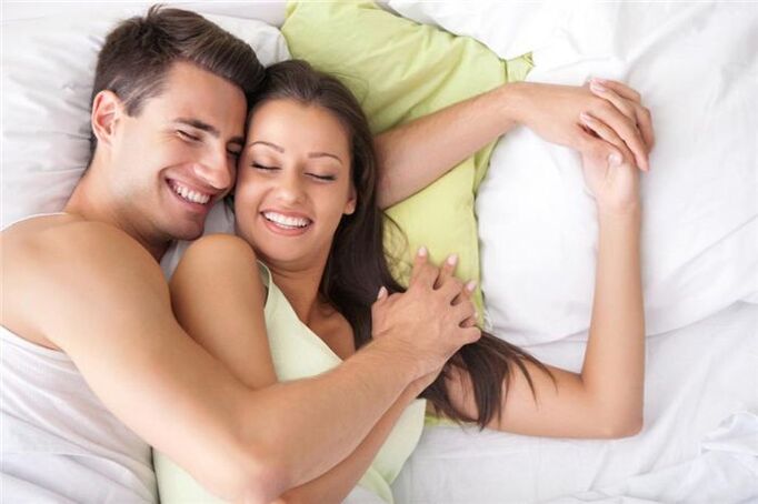 couple heureux au lit